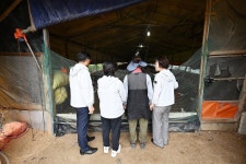 연천군의회 박영철 부의장, 폭염 피해 축산 농가 방문