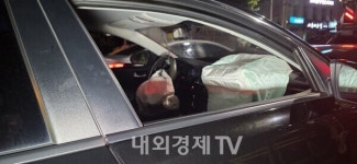 대전 서구 가장네거리서 승용차, SUV 정면충돌...2명 부상