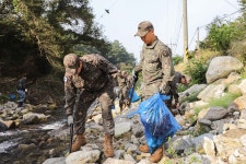 육군 5포병여단 장병들, 포천 내촌면 주민과 함께 환경정화