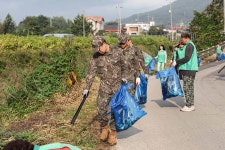 육군 5포병여단 장병들, 포천 내촌면 주민과 함께 환경정화