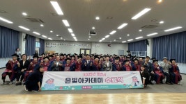 배움의 열정, 궂은비도 막지 못했다…포천 군내면 은빛아카데미, 감동의 통합 수료식