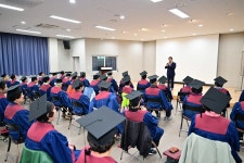 배움에는 정년이 없습니다… 포천 군내면 어르신들, 은빛 학사모 쓰고 활짝