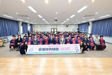 배움에는 정년이 없습니다… 포천 군내면 어르신들, 은빛 학사모 쓰고 활짝