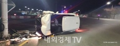 부산 경찰서 앞 음주차량 인도 돌진....신호제어기 쾅~!!