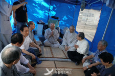  설조스님 단식장 찾은 원로들, “종교계 정화 함께 하겠다” 