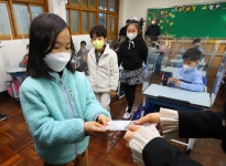 코로나 확진 학생 일평균 2만9000명…절반이 초등생