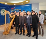 부산예고 1회 졸업생, 모교에 하프 기증…“음악의 기쁨 전하고파”