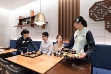경기 광주 휴게소, 직원 한복 유니폼 착용 고객 맞이
