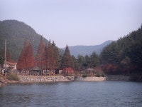 산에서 바다가 보이는 가을 절경