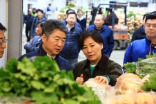 송미령 농식품부 장관, 가락시장 현장 점검… 김장재료 수급 안정 총력