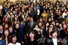 [포토] 여성당원들과 함께 애국가를 제창하는 우원식 원내대표