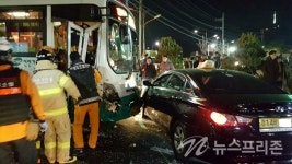 (포토)진주시 천수교사거리 시내버스와 택시, 승용차 4중 추돌사고...16명 부상