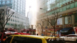 [속보] 고양시 덕양구 덕양구청 인근 빌딩 화재....현재 부상 4명 발생
