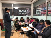 천사 같은 요양보호사와 노인 케어 서비스 제공하는 그 남자!