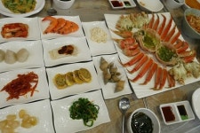 먹방 유투버 하얀트리가 극찬한 그곳, 속초 동명항 대게 맛집 동명항 대게마을