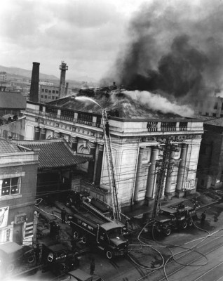역사 속의 오늘 1960년 12월 5일, 불길 속에 사라진 우리나라 최초의 소극장 | 포토뉴스