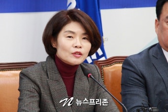 [NF포토] 12일, 더불어민주당 원내대책회의 조정식 정책위의장과 한정애 정책위수석의장의 모습