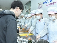 중학교 무상급식, 그 첫날 서대구중 학생들과 점심식사