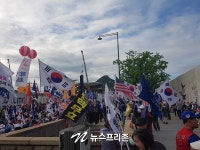 제39주년 5.18기념일에도 계속되는 대한애국당, 세월호 기억공간 앞에서 박근혜 석방 집회