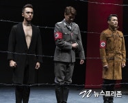 성정체성, 인권, 사랑에 대한 파격적이고 날카로운 연극 <BENT>