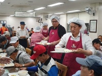 [포토] 김명진 위원장, 광주서구 노인종합복지관 경로식당 배식봉사 참여