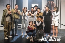차가운 세상과 꿈을 잃은 이들에게 돌직구를 던지는 연극 <안녕, 오리!>