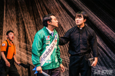 시적 연극 언어로 현대인의 자화상을 무대에 가득 메워낸 작품 길