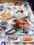 속초 맛집 신돌섬대게횟집 다양한 스끼다시와 제철 킹크랩 선보여