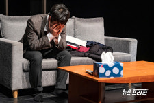 단절의 시대에 소통을 통해 인생에 영향을 주고받음을 이야기하는 연극 열려가는 날에