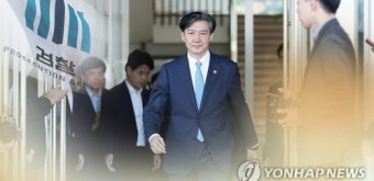 8시간만에 귀가한 조국, 첫 검찰 조사에 