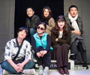 순수하고 따뜻한 사랑 이야기를 건네는 연극 "계단참에서 보는 풍경"