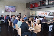 하동군 해외시장개척단, LA 섬진강재첩식당 2호점 오픈 기념 재첩 시식회 가져