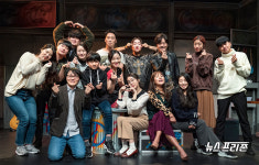 차가운 겨울 작은 손난로처럼 따스한 온기로 몸과 마음을 녹여주는 연극 헤비메탈 걸스