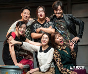 차가운 겨울 작은 손난로처럼 따스한 온기로 몸과 마음을 녹여주는 연극 헤비메탈 걸스