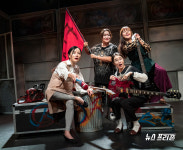 차가운 겨울 작은 손난로처럼 따스한 온기로 몸과 마음을 녹여주는 연극 헤비메탈 걸스