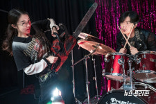 차가운 겨울 작은 손난로처럼 따스한 온기로 몸과 마음을 녹여주는 연극 헤비메탈 걸스