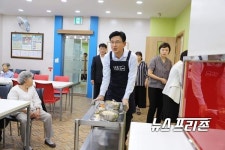 송파구, 독거노인 고독사 사전예방...안부묻는 우유 배달 화제