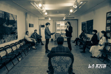 미스터리한 경험을 선사하는 작은 여행, 연극 해방