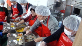 한국토픽교육센터 오세형대표, 사당종합사회복지관에서 급식 봉사활동과 도서 기부 펼쳐