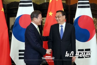 문 대통령, 리커창 총리  '한•중간 경제,통상,환경 등 심도있게 협의'