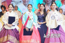 [포토] 전통궁한복 모델선발대회 왕후 부문 칠보단장상 수상자들