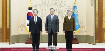 문재인 대통령, '중•일 주한대사' 신임장 제정식 가져
