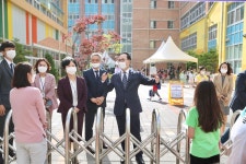 박상돈 천안시장, 초등학교 개학 첫 날 현장 격려 방문