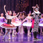 잠자는 숲속의 미녀의 결혼식을 축하하러 온 빨간 두건 소녀와 늑대