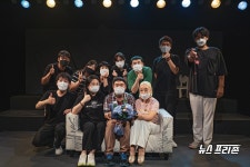 연극적 상상이 가득한 무대, 배우 예술이 돋보이는 이런게 연극이라니?!