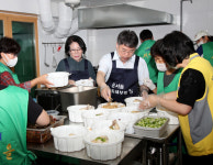 홍인성 구청장 삼계탕과 반찬 포장하며 훈훈한 나눔의 동네부엌 시작 알려