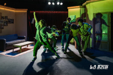 슬퍼도 사진 속 그들처럼 웃다보면 힘이 날 꺼에요, 연극 가족사진