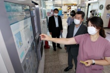 인천 동구 송림도서관, 무인도서대출반납기 및 유모차 살균기 시연회 개최