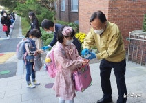 [NF포토]설동호 교육감, 대전대흥초 찾아..등교 학생들 응원