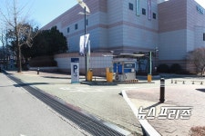 창원 성산아트홀 주차장 입구 점자블럭 불법설치